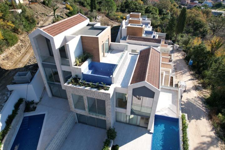 Luksuzna townhouse vila u novom kompleksu u Tivtu, Donja Lastva, sa pogledom na more, privatnim baze