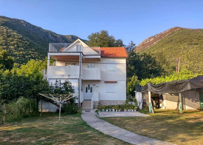 Zelenika, Herceg Novi - Prostrana Kuća 180 m² na Placu od 2000 m²