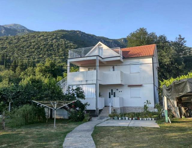 Zelenika, Herceg Novi - Prostrana Kuća 180 m² na Placu od 2000 m²