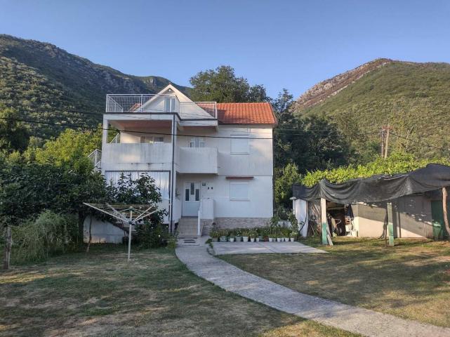 Zelenika, Herceg Novi - Prostrana Kuća 180 m² na Placu od 2000 m²