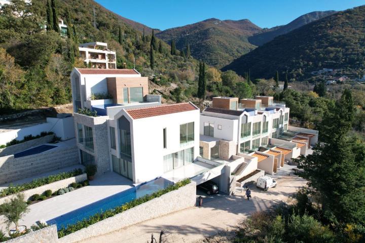 Luksuzna vila u novom kompleksu u Tivtu, Donja Lastva, sa pogledom na more, privatnim bazenom i podz