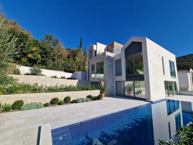 Luksuzna vila 560m2 u novom kompleksu u Tivtu, Donja Lastva, sa pogledom na more, privatnim bazenom 