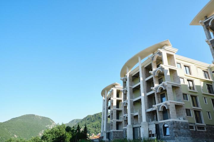 Prodaja kompleksa u izgradnji sa bazenom i panoramskim pogledom u Markovićima, Budva - 3600m²