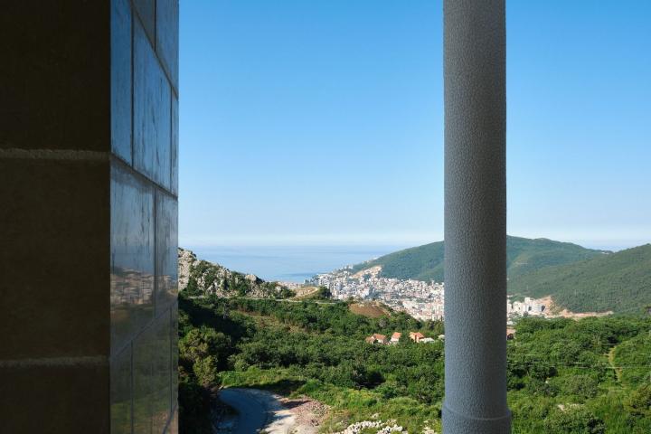 Prodaja kompleksa u izgradnji sa bazenom i panoramskim pogledom u Markovićima, Budva - 3600m²