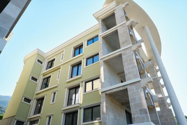 Prodaja kompleksa u izgradnji sa bazenom i panoramskim pogledom u Markovićima, Budva - 3600m²