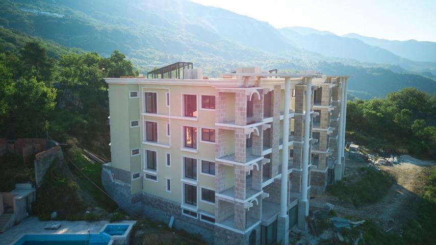 Prodaja kompleksa u izgradnji sa bazenom i panoramskim pogledom u Markovićima, Budva - 3600m²