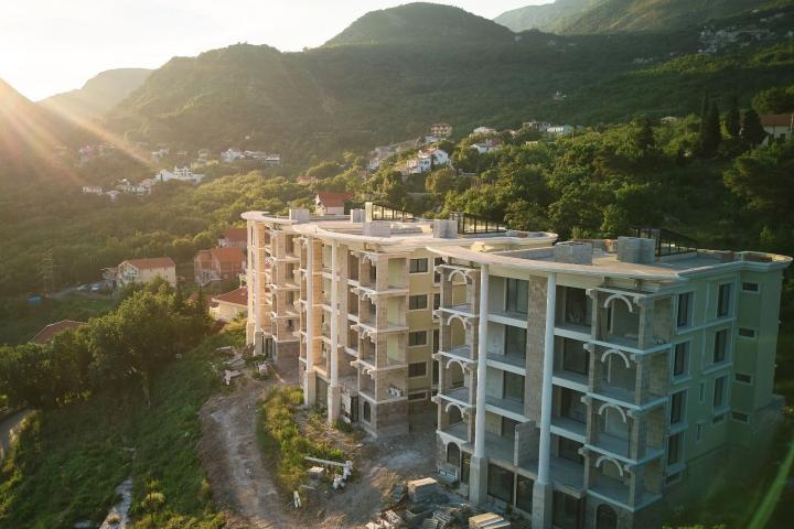 Prodaja kompleksa u izgradnji sa bazenom i panoramskim pogledom u Markovićima, Budva - 3600m²