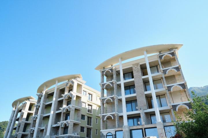 Prodaja kompleksa u izgradnji sa bazenom i panoramskim pogledom u Markovićima, Budva - 3600m²