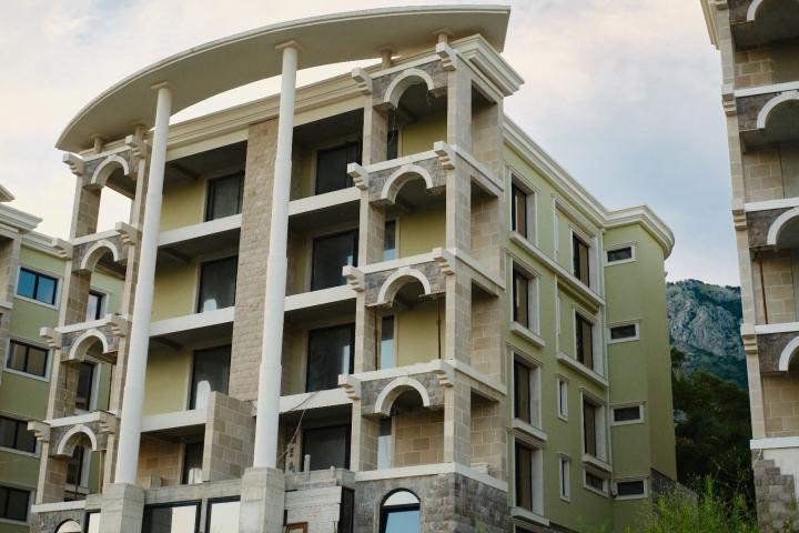 Prodaja kompleksa u izgradnji sa bazenom i panoramskim pogledom u Markovićima, Budva - 3600m²