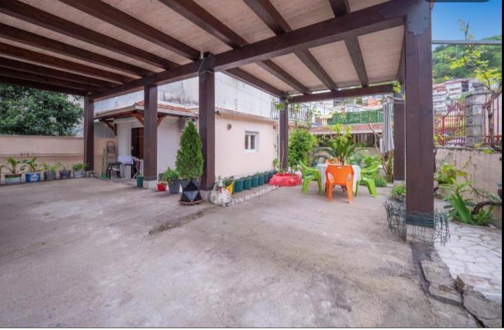 Prodaja, Budva, Dubovica-Kuca 42m2 sa dvoristem od 153m2