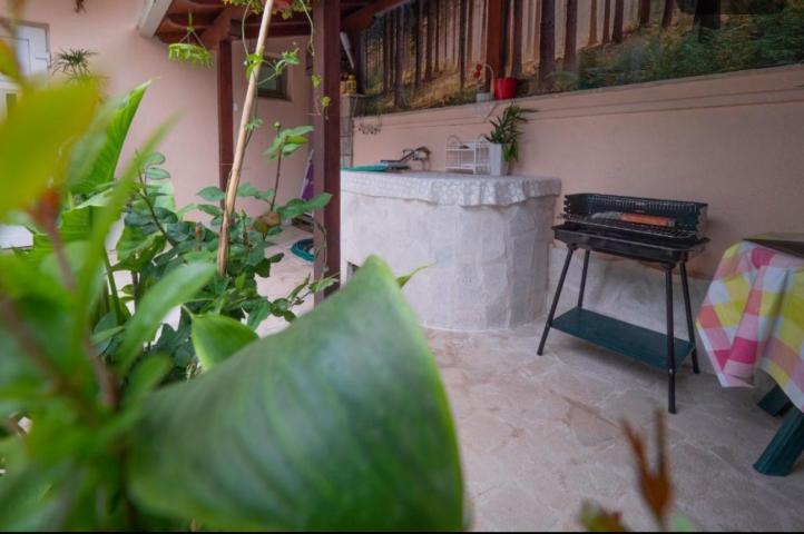 Prodaja, Budva, Dubovica-Kuca 42m2 sa dvoristem od 153m2