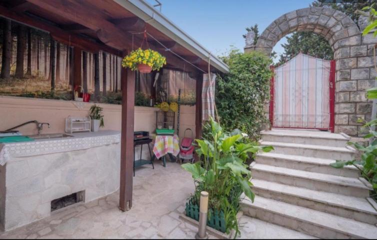 Prodaja, Budva, Dubovica-Kuca 42m2 sa dvoristem od 153m2