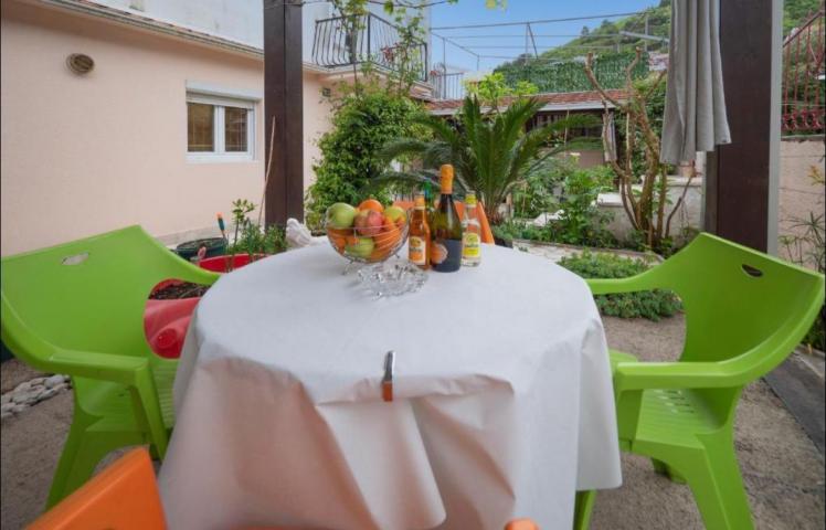 Prodaja, Budva, Dubovica-Kuca 42m2 sa dvoristem od 153m2
