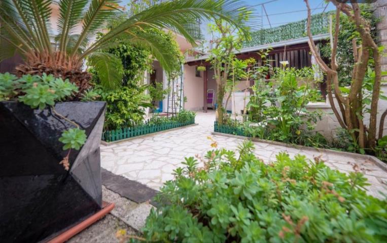 Prodaja, Budva, Dubovica-Kuca 42m2 sa dvoristem od 153m2