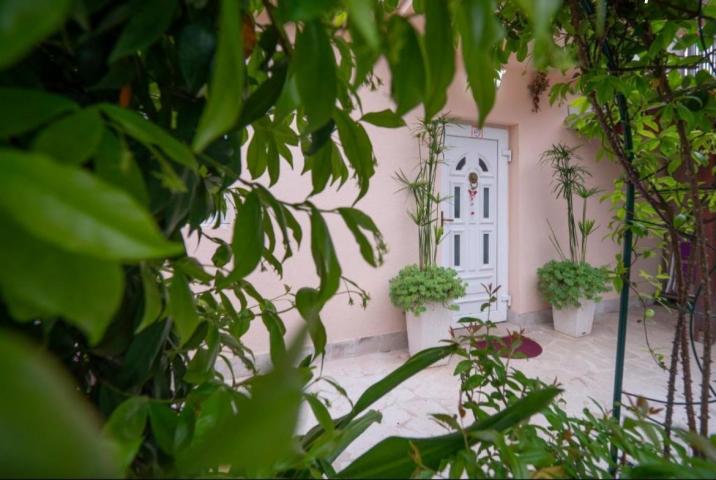 Prodaja, Budva, Dubovica-Kuca 42m2 sa dvoristem od 153m2
