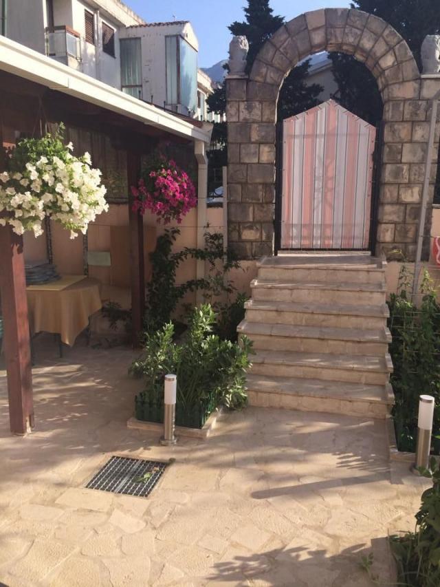 Prodaja, Budva, Dubovica-Kuca 42m2 sa dvoristem od 153m2