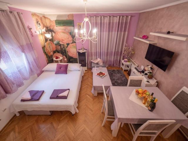 Prodaja, Budva, Dubovica-Kuca 42m2 sa dvoristem od 153m2