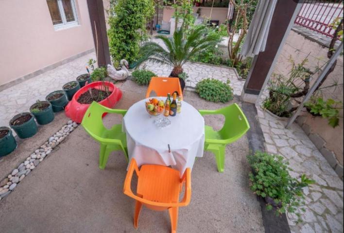 Prodaja, Budva, Dubovica-Kuca 42m2 sa dvoristem od 153m2