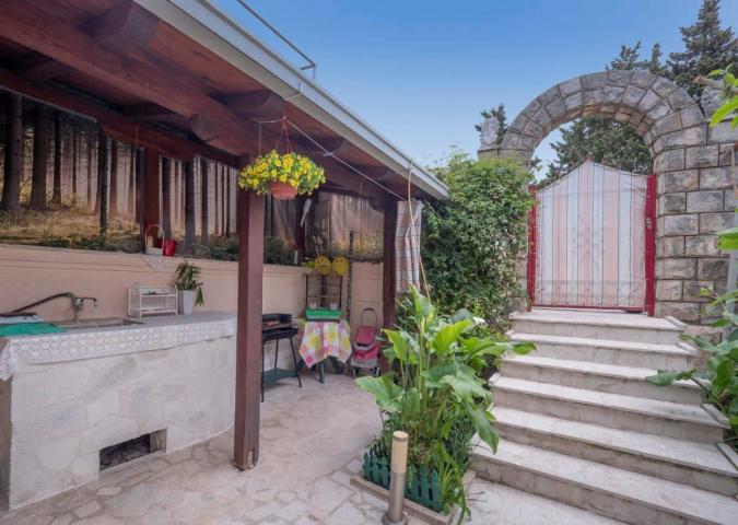 Prodaja, Budva, Dubovica-Kuca 42m2 sa dvoristem od 153m2