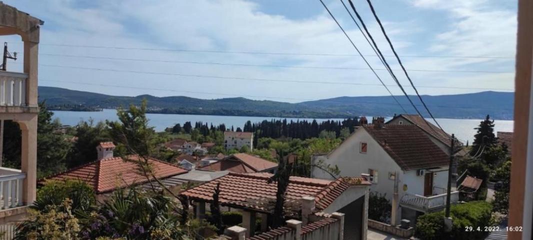 Tivat - Kuća sa pogledom na more na atraktivnoj lokaciji (120 m² + 500 m² dvorište)