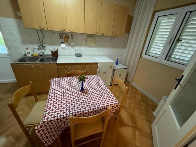 Tivat - Kuća sa pogledom na more na atraktivnoj lokaciji (120 m² + 500 m² dvorište)