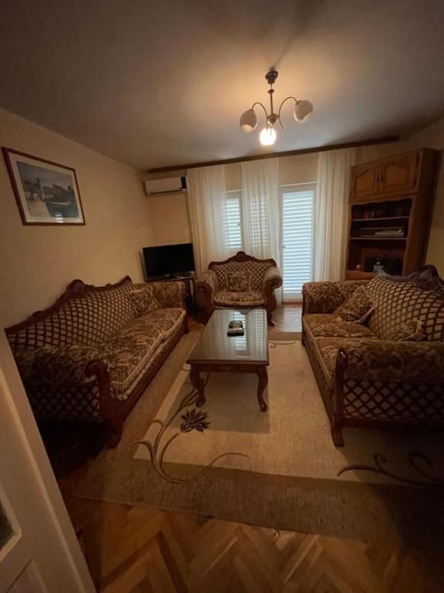 Tivat - Kuća sa pogledom na more na atraktivnoj lokaciji (120 m² + 500 m² dvorište)