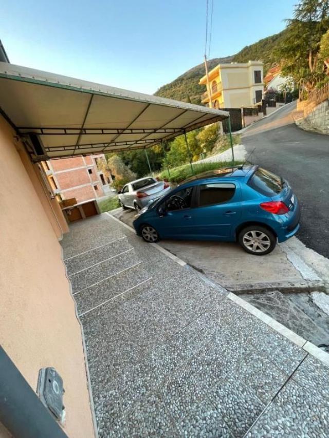 Tivat - Kuća sa pogledom na more na atraktivnoj lokaciji (120 m² + 500 m² dvorište)