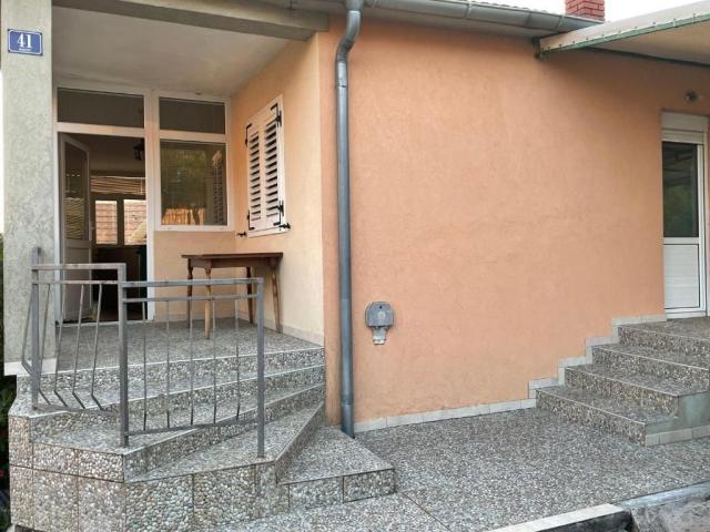 Tivat - Kuća sa pogledom na more na atraktivnoj lokaciji (120 m² + 500 m² dvorište)