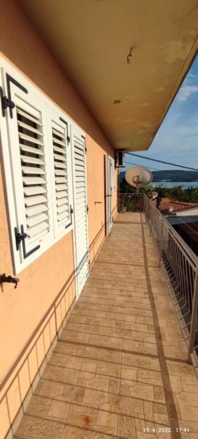 Tivat - Kuća sa pogledom na more na atraktivnoj lokaciji (120 m² + 500 m² dvorište)