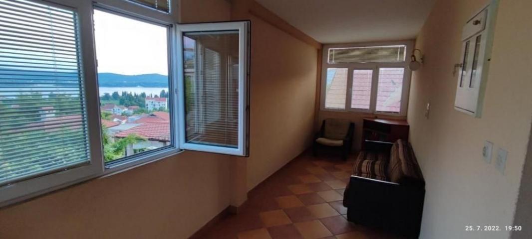 Tivat - Kuća sa pogledom na more na atraktivnoj lokaciji (120 m² + 500 m² dvorište)