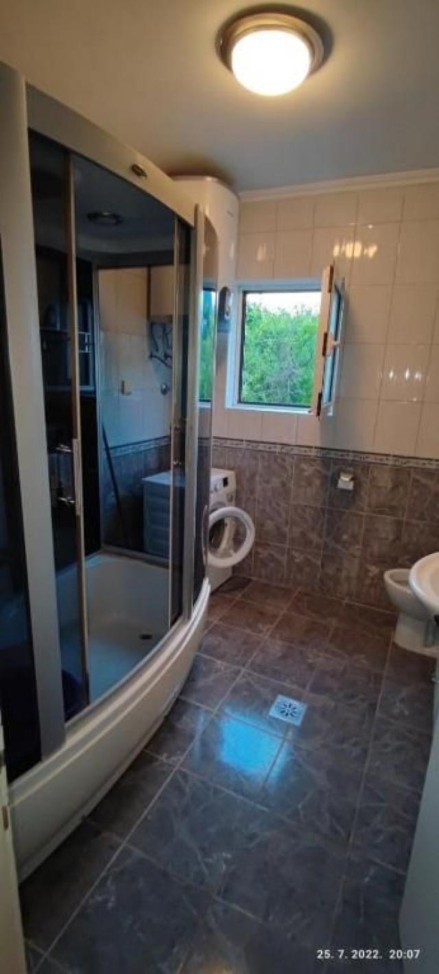 Tivat - Kuća sa pogledom na more na atraktivnoj lokaciji (120 m² + 500 m² dvorište)