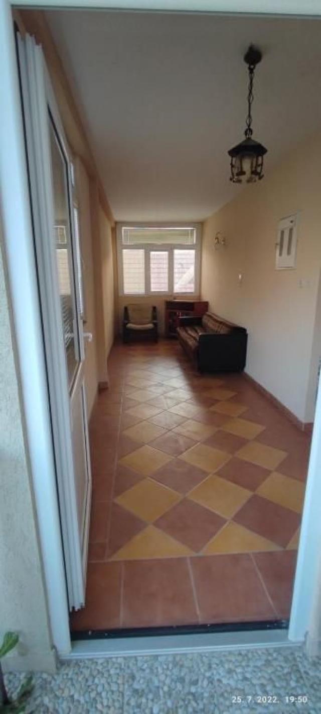 Tivat - Kuća sa pogledom na more na atraktivnoj lokaciji (120 m² + 500 m² dvorište)