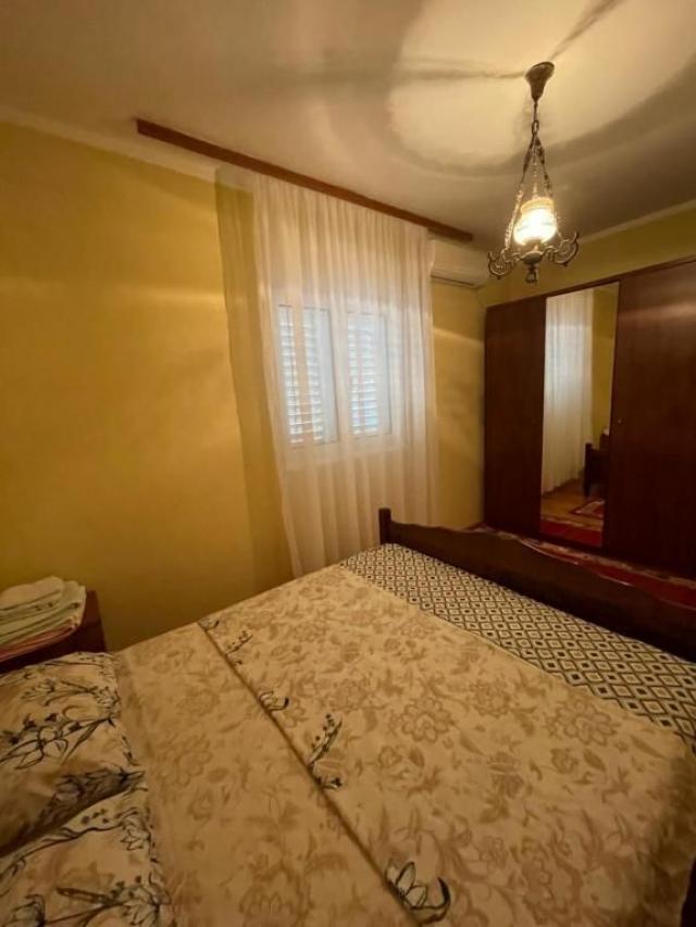 Tivat - Kuća sa pogledom na more na atraktivnoj lokaciji (120 m² + 500 m² dvorište)