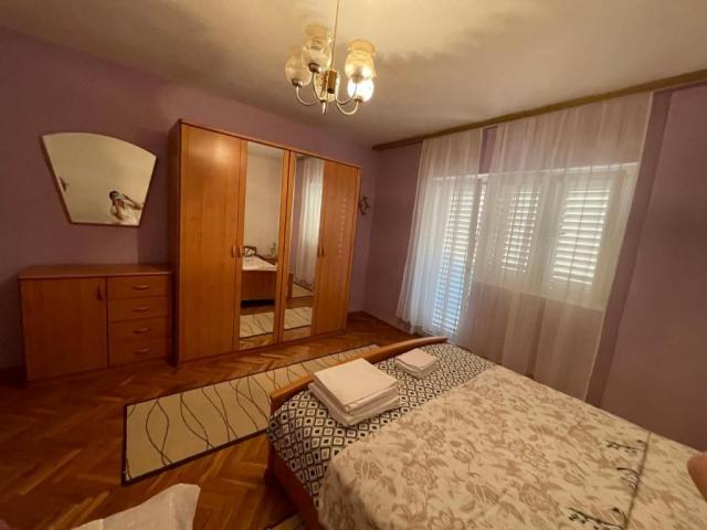 Tivat - Kuća sa pogledom na more na atraktivnoj lokaciji (120 m² + 500 m² dvorište)