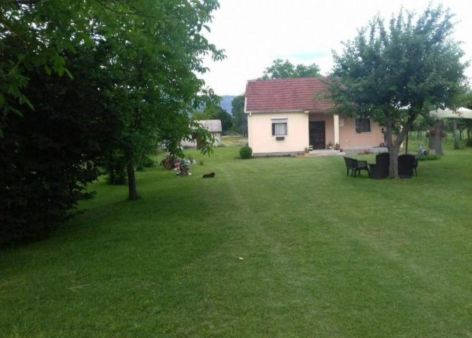 Podgorica, Danilovgrad - Kuća 72m² sa Prostranim Imanjem od 4100m² i 7 Pratećih Objekata