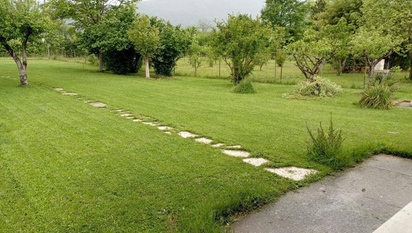 Podgorica, Danilovgrad - Kuća 72m² sa Prostranim Imanjem od 4100m² i 7 Pratećih Objekata