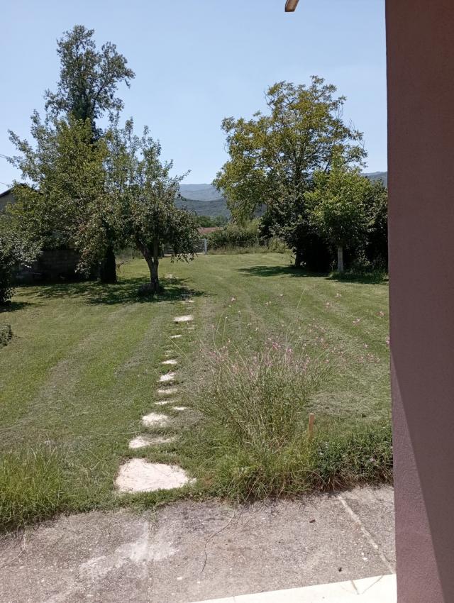 Podgorica, Danilovgrad - Kuća 72m² sa Prostranim Imanjem od 4100m² i 7 Pratećih Objekata