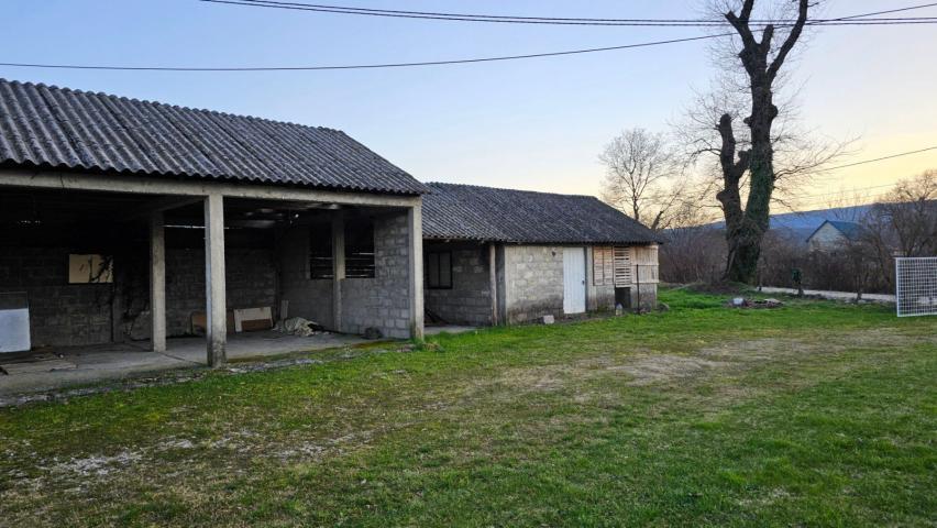 Podgorica, Danilovgrad - Kuća 72m² sa Prostranim Imanjem od 4100m² i 7 Pratećih Objekata