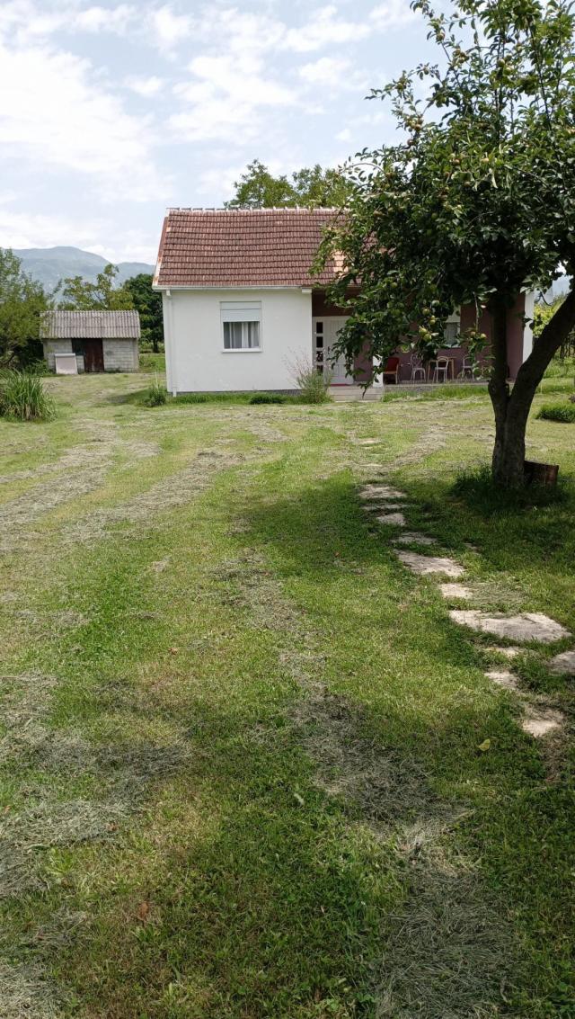Podgorica, Danilovgrad - Kuća 72m² sa Prostranim Imanjem od 4100m² i 7 Pratećih Objekata