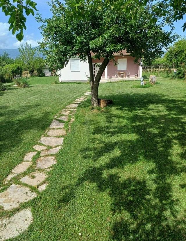 Podgorica, Danilovgrad - Kuća 72m² sa Prostranim Imanjem od 4100m² i 7 Pratećih Objekata