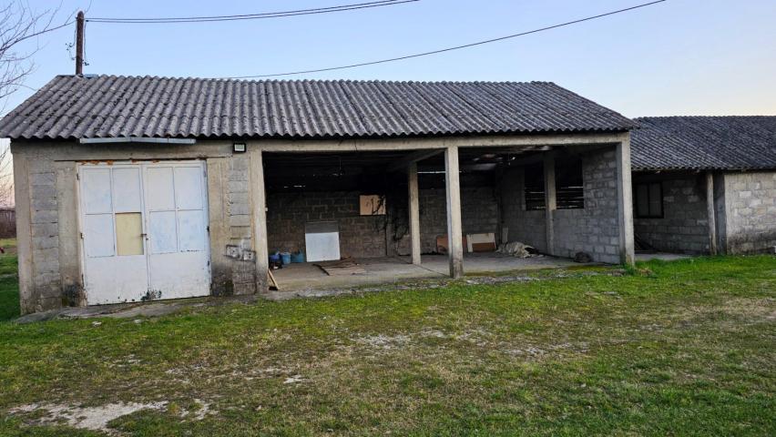 Podgorica, Danilovgrad - Kuća 72m² sa Prostranim Imanjem od 4100m² i 7 Pratećih Objekata