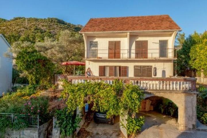 Tivat, Kava-Kuca 136 m2 sa pogledom na more