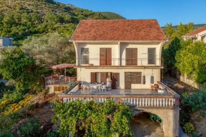 Tivat, Kava-Kuca 136 m2 sa pogledom na more
