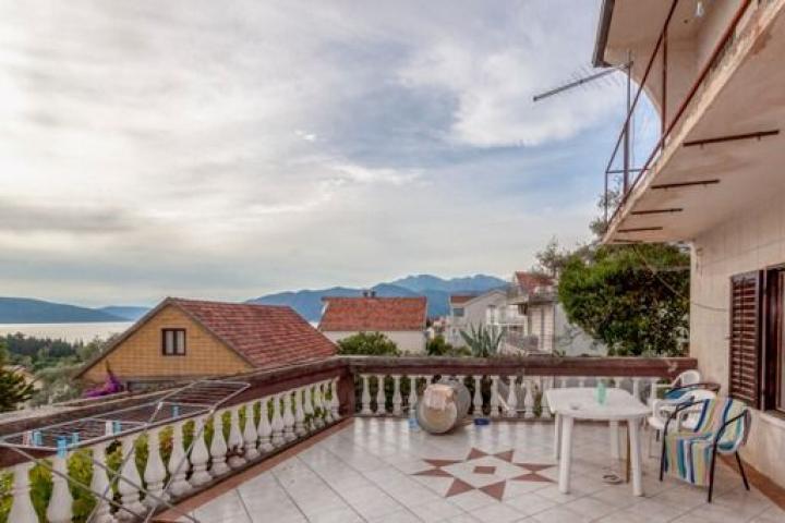 Tivat, Kava-Kuca 136 m2 sa pogledom na more
