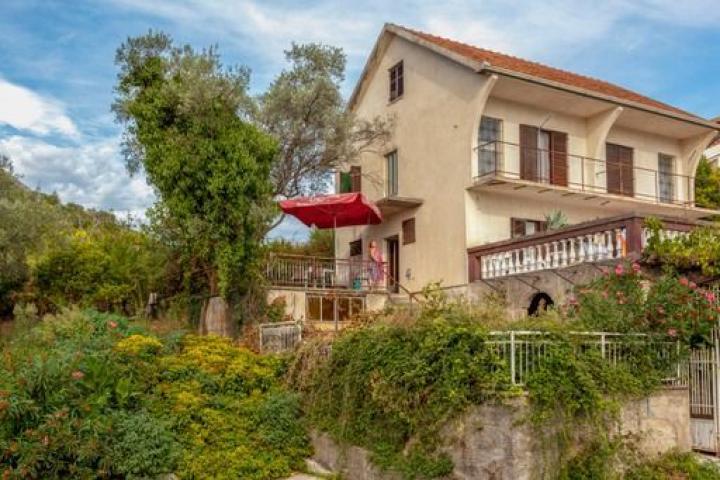 Tivat, Kava-Kuca 136 m2 sa pogledom na more