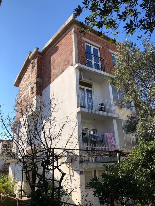 Četvorospratna Kuća sa Pogledom na More i Planine u Šušnju, Bar