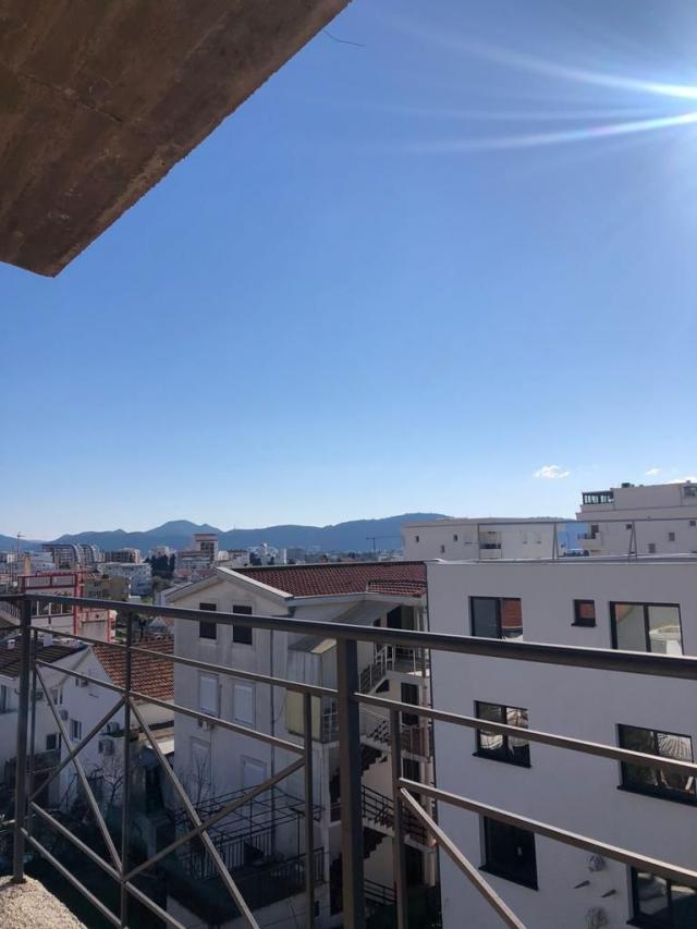 Četvorospratna Kuća sa Pogledom na More i Planine u Šušnju, Bar