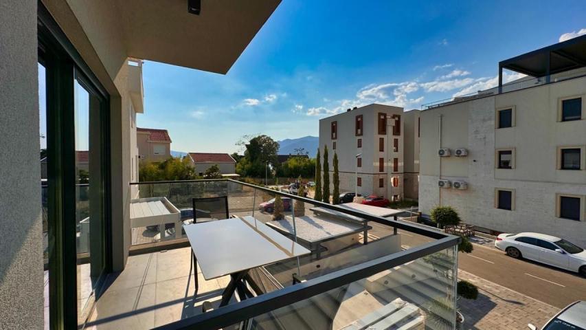 Luksuzan dvosoban stan 65m² sa garažnim mestom u Tivtu, Crna Gora - 150 metara od mora
