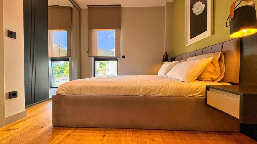 Luksuzan dvosoban stan 65m² sa garažnim mestom u Tivtu, Crna Gora - 150 metara od mora