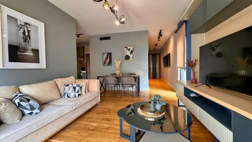 Luksuzan dvosoban stan 65m² sa garažnim mestom u Tivtu, Crna Gora - 150 metara od mora